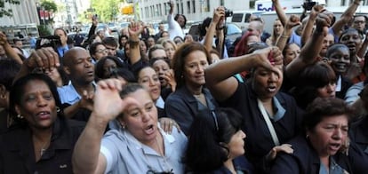 Empleadas de hotel abuchean al exdirector del Fondo Monetario Internacional, Dominique Strauss Khan, en el exterior del Tribunal Supremo de Manhattan, hoy