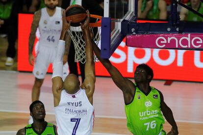 Bassala Bagayoko, del Fuenlabrada, trata de taponar al madridistsa Tyus en su debut en la ACB.