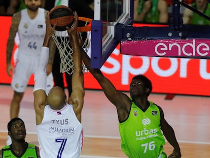 Bassala Bagayoko, del Fuenlabrada, trata de taponar al madridistsa Tyus en su debut en la ACB.