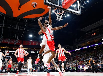 Yabusele intenta taponar a McKissic.