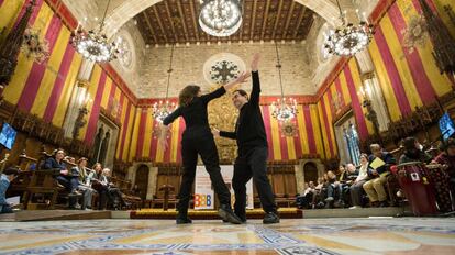 Dos bailarines durante la presentación de la estrategia de inclusión