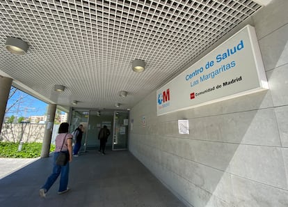 Una mujer se dirige a la puerta del Centro de Salud Las Margaritas, en Getafe (Madrid).