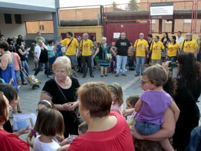 Padres, profesores y alumnos protestan ante el colegio Cavite de Valencia contra los recortes.