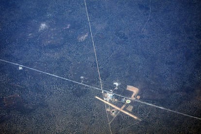 An airstrip and roads can be seen in outback Western Australia, November 12, 2015.      REUTERS/David Gray