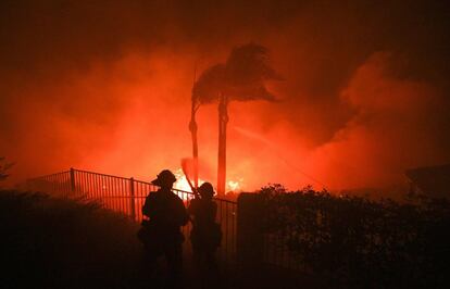 Un grupo de bomberos trabaja en un incendio forestal en Yorba Linda, en California (EE UU). Las llamas han quemado 1,6 millones de hectáreas en lo que va de año en California, lo que llevó a declarar "el estado de desastre" en una región que atraviesa el año más cálido en más de un siglo.