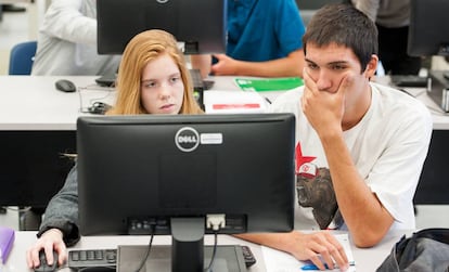 Dos adolescentes, ante un ordenador en una escuela de secundaria en el Estado de California.
