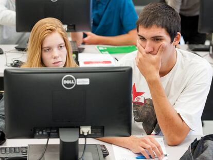 Dois adolescentes diante de um computador em uma escola secundária no Estado da Califórnia.