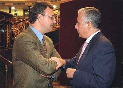 Jesús Caldera y Javier Arenas en un encuentro en el Congreso.