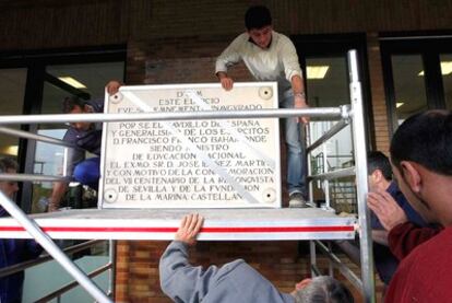 Los operarios de la Universidad de Sevilla han retirado esta mañana la placa franquista de la Escuela Politécnica.