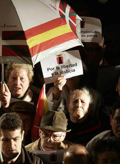 Protesta en la plaza de la Villa de Madrid contra la prisión atenuada para De Juana, el viernes pasado.