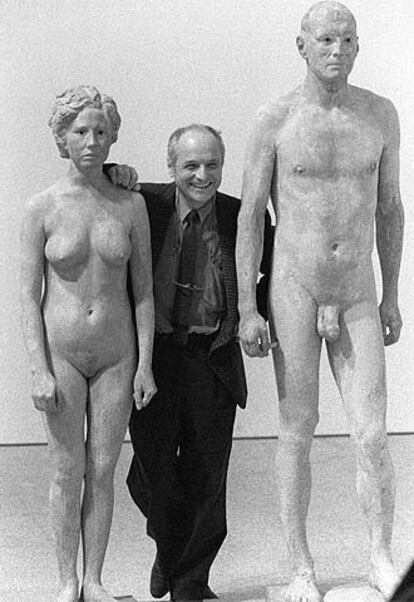 Antonio López posa en el Museo Reina Sofía junto a dos de sus esculturas, en la exposición antológica de sus 40 años de creación, en mayo de 1993.