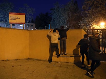 Dos menores saltan el muro del centro de acogida de Hortaleza para entrar, ayer, en el recinto.