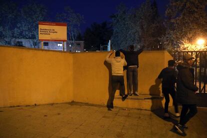 Dos menores saltan el muro del centro de acogida de Hortaleza para entrar, ayer, en el recinto.