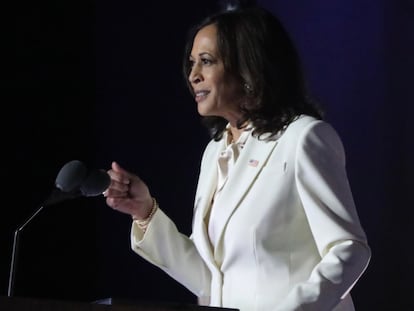 Kamala Harris se dirige a sus simpatizantes tras conocerse la victoria demócrata, este sábado en Wilmington.