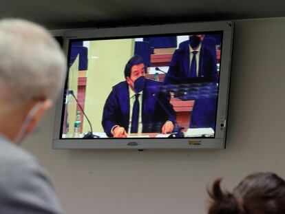 El abogado Gustavo Galán (en la pantalla), defensor del extesorero del PP Luis Bárcenas, visto desde la sala de prensa durante la primera sesión del juicio por la caja b del PP.
