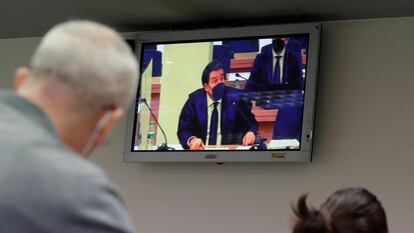 El abogado Gustavo Galán (en la pantalla), defensor del extesorero del PP Luis Bárcenas, visto desde la sala de prensa durante la primera sesión del juicio por la caja b del PP.