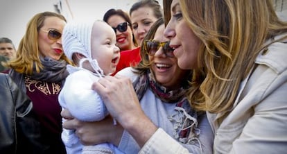 Susana D&iacute;az hace caranto&ntilde;as a un beb&eacute; en La Algaba (Sevilla).