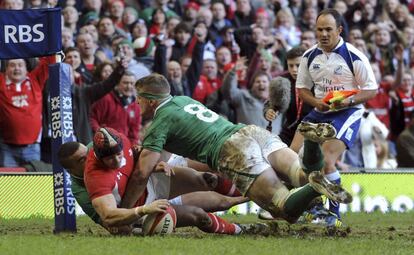 El galés Leigh Halfpenny logra un tanto.