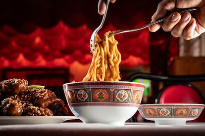 Dan Dan Cacahuate y fideos estilo Sichuán con salsa de cacahuate y ajonjolí.
