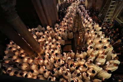 Una multitud de fieles participa en una procesión celebrada con motivo del lavado de pies en la iglesia del Sagrado Sepulcro, en Jerusalén, el 18 de abril de 2019.