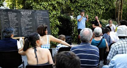 Vecinos se re&uacute;nen para hablar sobre el cierre al tr&aacute;fico de una parte de la calle Galileo. 