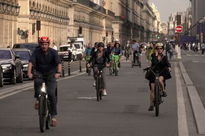 Carril bici de la calle Rivoli, en París, atestado de gente en bicicleta.