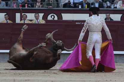 El Fandi, en el quinto toro de la tarde.