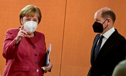 La canciller alemana Angela Merkel junto a Olaf Scholz, ministro de Finanzas.