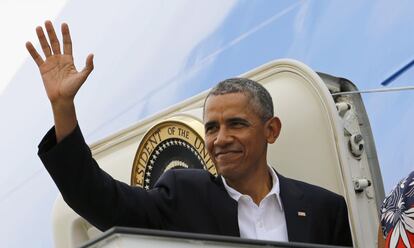 El presidente Obama saluda al abandonar Cuba.