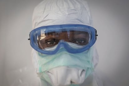 Personal sanitario en el centro de tratamiento de ébola en Kerry Town, Sierra Leona.