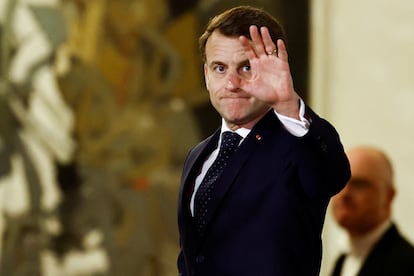 El presidente francés, Emmanuel Macron, hace un gesto después de una reunión con líderes europeos sobre Ucrania y la seguridad europea en el Palacio del Elíseo en París.