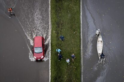 Vista aérea donde se aprecia un coche y una piragua en una calle inundada después de las fuertes lluvias caídas en la ciudad argentina de La Plata.