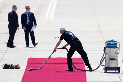 Trabajadores aspiran la alfombra roja preparada para la llegada del presidente de los Estados Unidos y de la Primera Dama al aeropuero Ben Gurión en Tel Aviv (Israel).