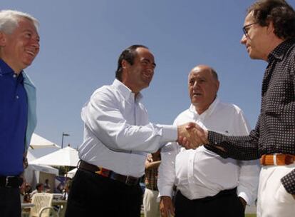 El presidente de Caixa Galicia, Amancio Ortega y José Bono.