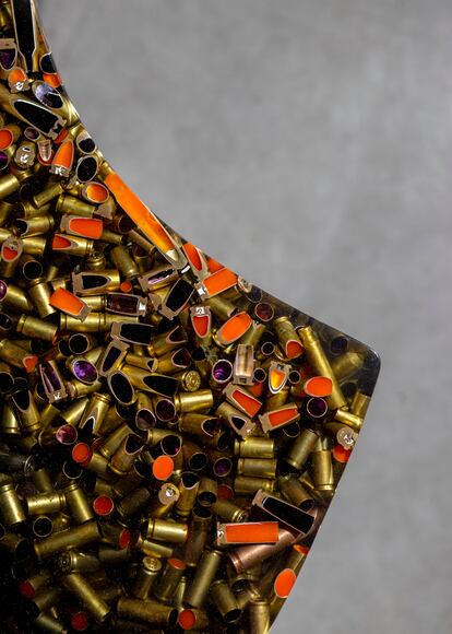 Detalle de una las piezas escultóricas de Maison Jonckers, elaborada con casquillos de latón reciclados y esmaltados.