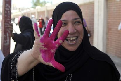 Una mujer enseña su mano manchada de tinta, indicativo de que ya ha votado en Alenjandría, Egipto. 26 de mayo de 2014.