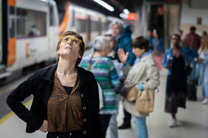 Viajeros esperando el tren en el andén en la estación de Sants, en una imagen de archivo.