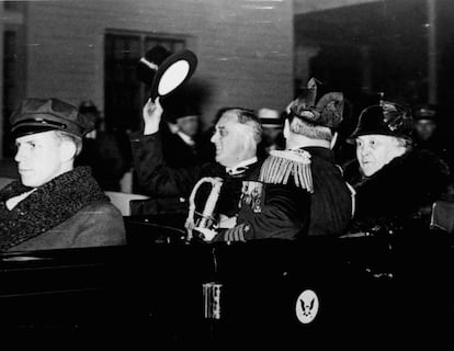 Franklin D. Roosevelt accedió al cargo el 4 de marzo de 1933. Es el presidente que más tiempo ha ocupado el cargo: 12 años y 39 días. Roosevelt rompió la tradición no escrita de no presentarse a un tercer mandato en 1940, a causa de la guerra en Europa. Falleció en el cargo por muerte natural el 12 de abril de 1945 (ya en su cuarto mandato). En 1947, el Congreso puso en marcha la Enmienda 22 para limitar a dos los mandatos presidenciales. Dicha reforma fue ratificada en 1951. En la imagen, Roosevelt llega a la Casa Blanca acompañado de su madre, Sara Delano Roosevelt.