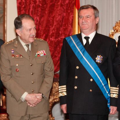 El entonces jefe del Estado Mayor de la Defensa (JEMAD), general Félix Sanz Roldán, y el almirante general Francisco Torrente Sánchez, en un acto en febrero de 2008.