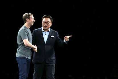 El presidente de la división Mobile Communications Business de Samsung, DJ Koh, junto al creador de Facebook, Mark Zuckerberg.