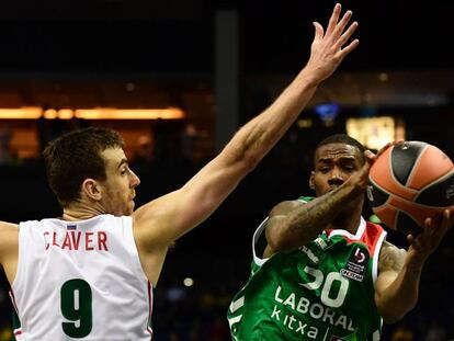 Adams frente a la oposición de Claver.