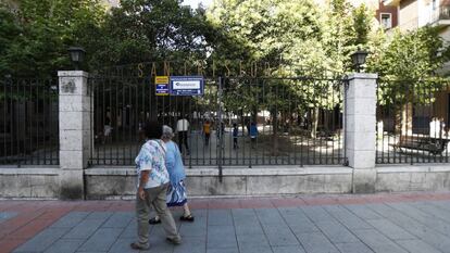 El patio del colegio San Cristóbal, visto desde la calle Bravo Murillo.