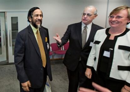 Rajendra Pachauri (izquierda), presidente del Panel Intergubernamental sobre Cambio Climático (IPCC), a su llegada hoy a la Real Academia Holandesa de Ciencia y Artes, donde ha empezado la evaluación de dicho organismo