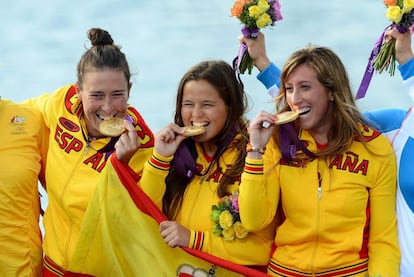 Tamara Echegoyen Menendez, Sofía Toro y Ángela Pumariega muerden su medalla de oro.