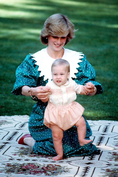Diana se empeñó en llevarse al pequeño Will a un viaje oficial a Nueva Zelanda (donde fue tomada esta foto) a pesar de la negativa de la familia real. Una vez más, con este gesto maternal se ganó el cariño de los miembros de la Commonwealth.
