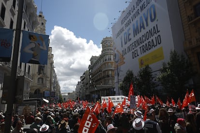 Miles de personas participan en la manifestación del Día del Trabajador por el centro de Madrid, este miércoles. 