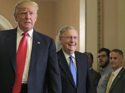 Donald Trump, junto al jefe de los republicanos en el Senado, Mitch McConnell