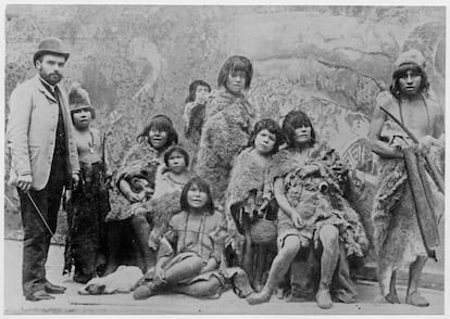 El empresario suizo Maurice Maitre junto a un grupo de selk'nam, en el contexto de la Exposición Universal de París.