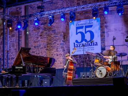 Chano Domínguez (izquierda), Horacio Fumero y el baterista David Xirgu.