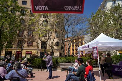 Tito Morano, número 12 de la lista de Unidas Podemos, durante un mitin en Chamberí.